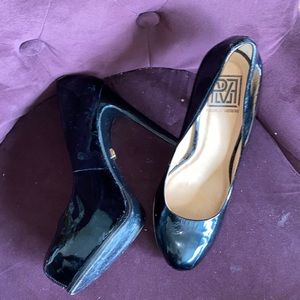 Pour le victoire patent leather heels